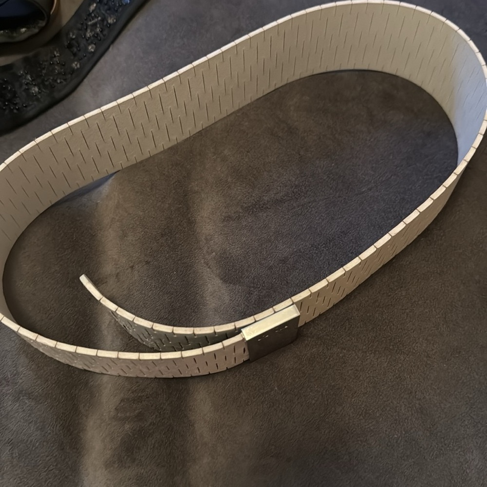 DianeVon Furstenberg Off white leather belt with logo of DV in silver. - Picture 6 of 6